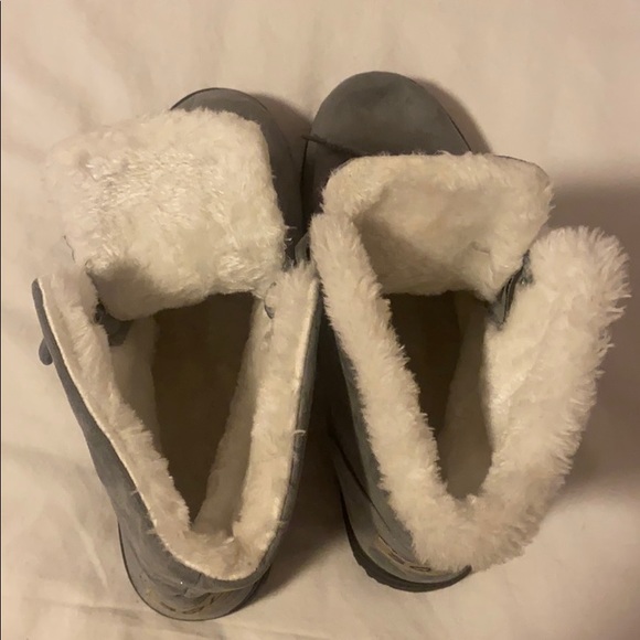 GREY AND WHITE FLUFF BOOTIES - Picture 4 of 4